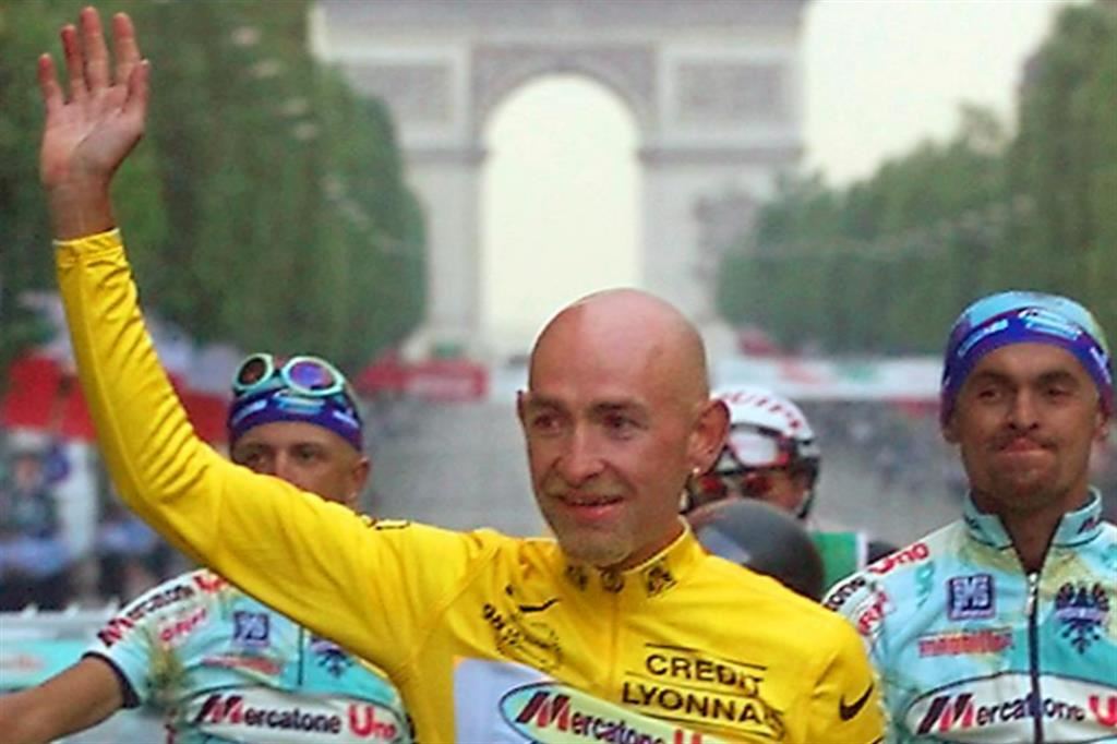 Marco Pantani (1970-2004) all’arrivo trionfale a Parigi il 2 agosto del 1998