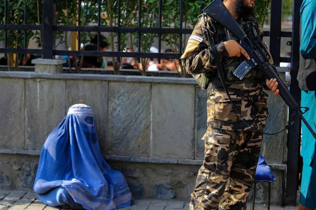 In una strada di Kabul, con i taleban al governo dall'agosto 2021