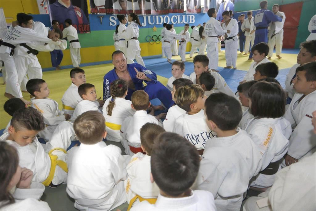 “O Maè’” Gianni Maddaloni con il suoi piccoli allievi dei corsi di judo