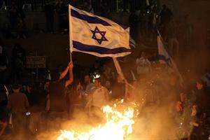 La notte di proteste non ferma Netanyahu. Gli Usa: preoccupati