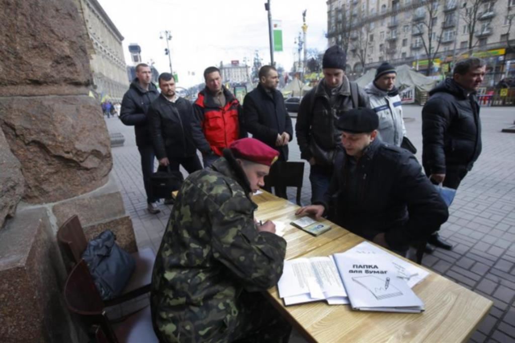 Reclutamento di volontari ucraini in una piazza di Kiev