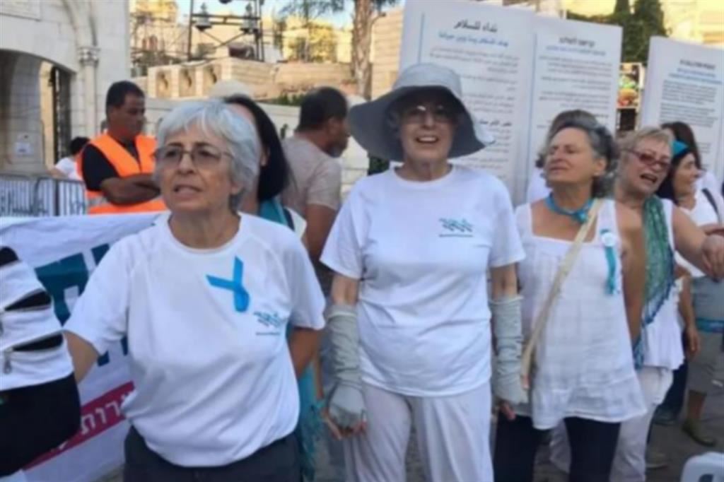 In prima fila la 74enne canadese-israeliana Vivian Silver il 4 ottobre in una manifestazione a Gerusalemme