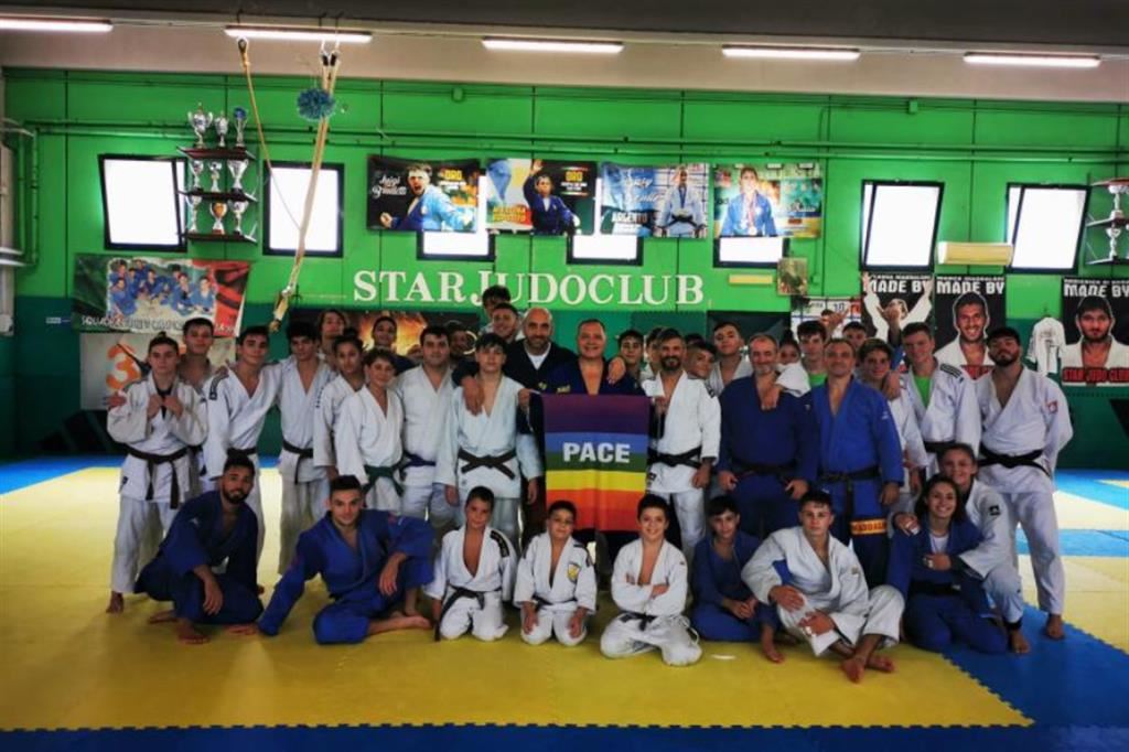 La palestra Star Judo Club di Scampia. Al centro con la bandiera della Pace ‘O Maè Gianni Maddaloni e i suoi allievi
