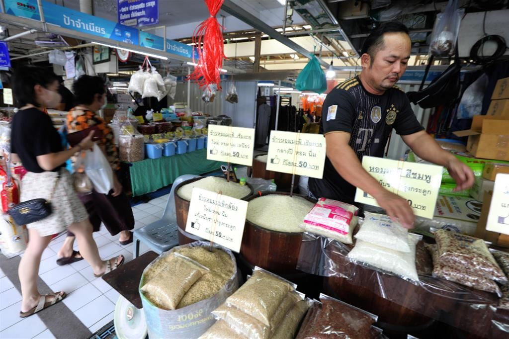 Un venditore di riso al mercato di Bangkok, in Thailandia