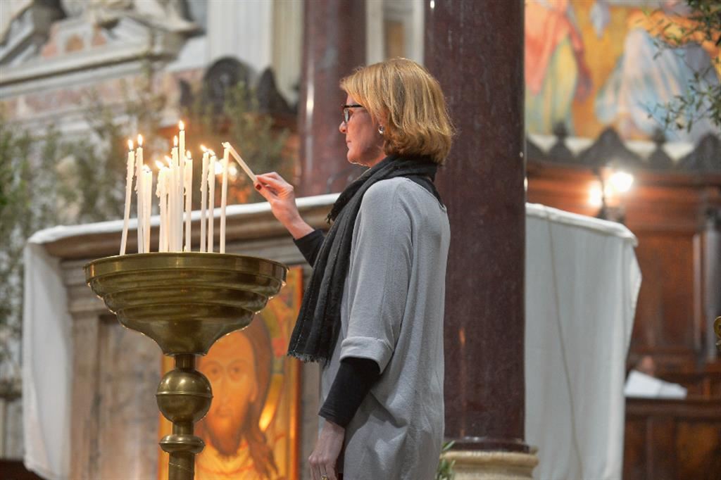 Una donna in preghiera a Santa Maria in Trastevere