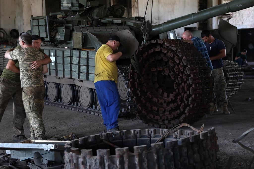 I carristi della 93esima brigata ucraina Kholodnyi Yar riparano un carrarmato nella regione del Donetsk