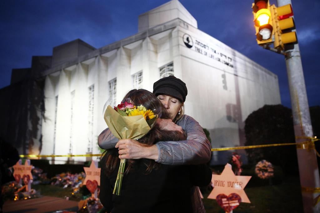 Il dolore e la commozione davanti alla sinagoga di Pittsburgh nelle pore del dramma