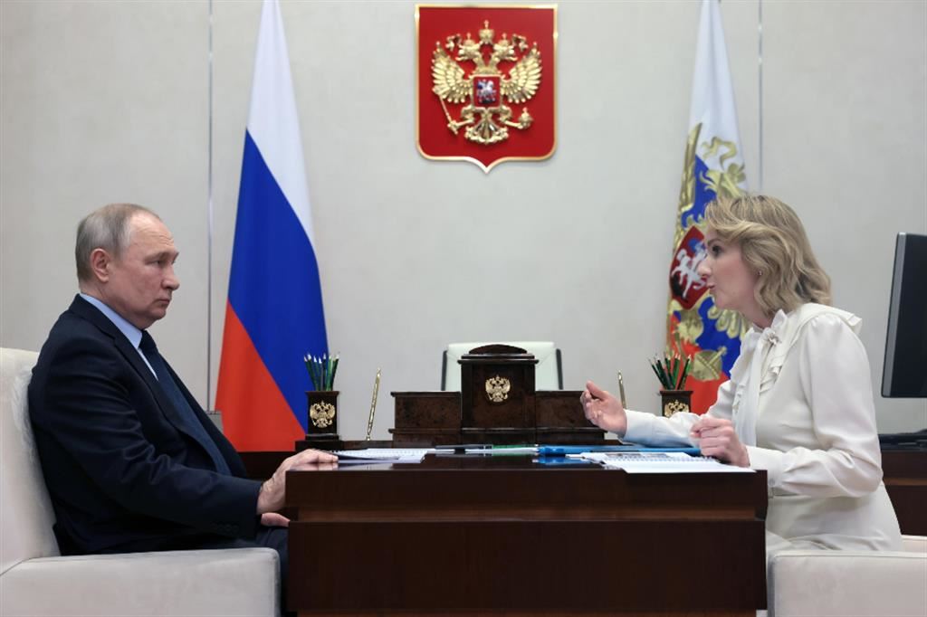 I due "ricercati": il presidente Vladimir Putin e Maria Lvova-Belova, commissario presidenziale per i diritti dell’infanzia della Russia