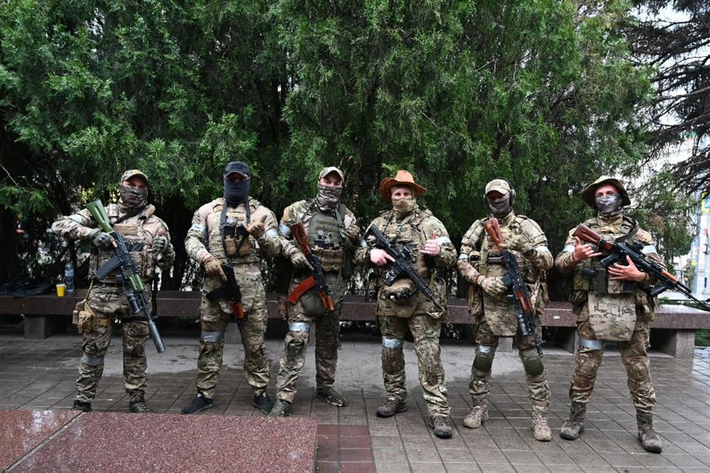 Miliziani del Gruppo Wagner in posa a Rostov sul Don, che rivendicano di avere occupato