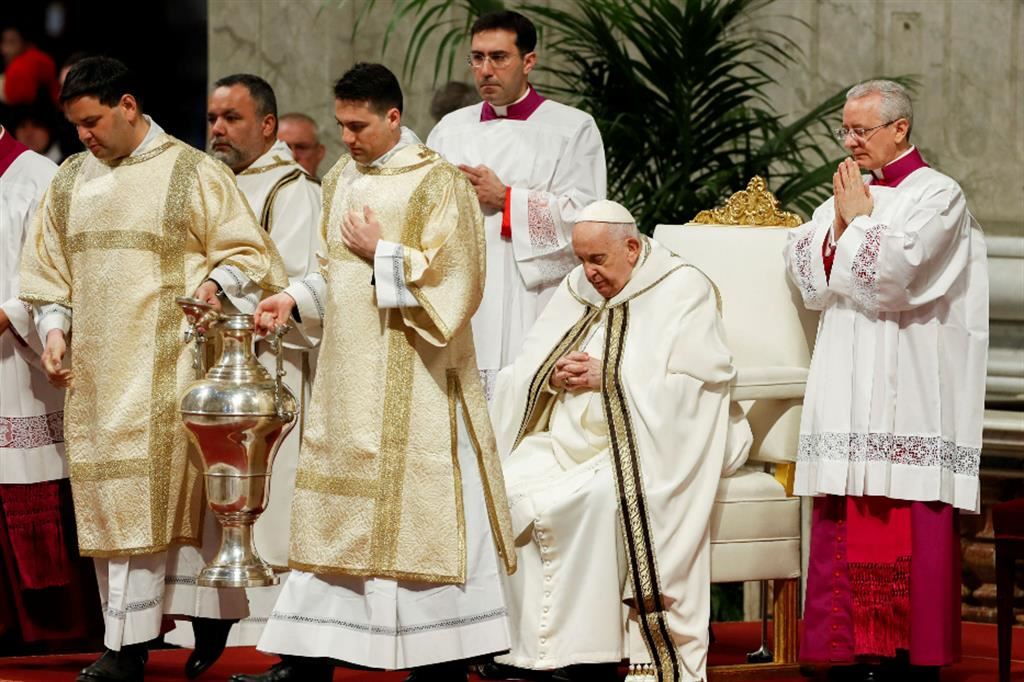 Il Papa assieme ai cardinali, vescovi e sacerdoti nella basilica di San Pietro, per la Messa del Crisma che segna l’inizio del triduo Pasquale