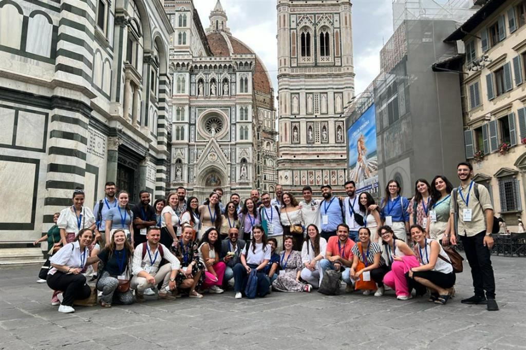 Il Consiglio dei giovani del Mediterraneo davanti al Duomo di Firenze