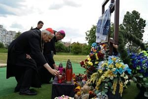 Il cardinale Zuppi a Kiev inviato dal Papa: al lavoro su «percorsi di pace»