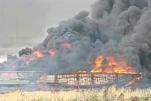 A fuoco la baraccopoli (ignorata dalle autorità) dei migranti sfruttati. Video