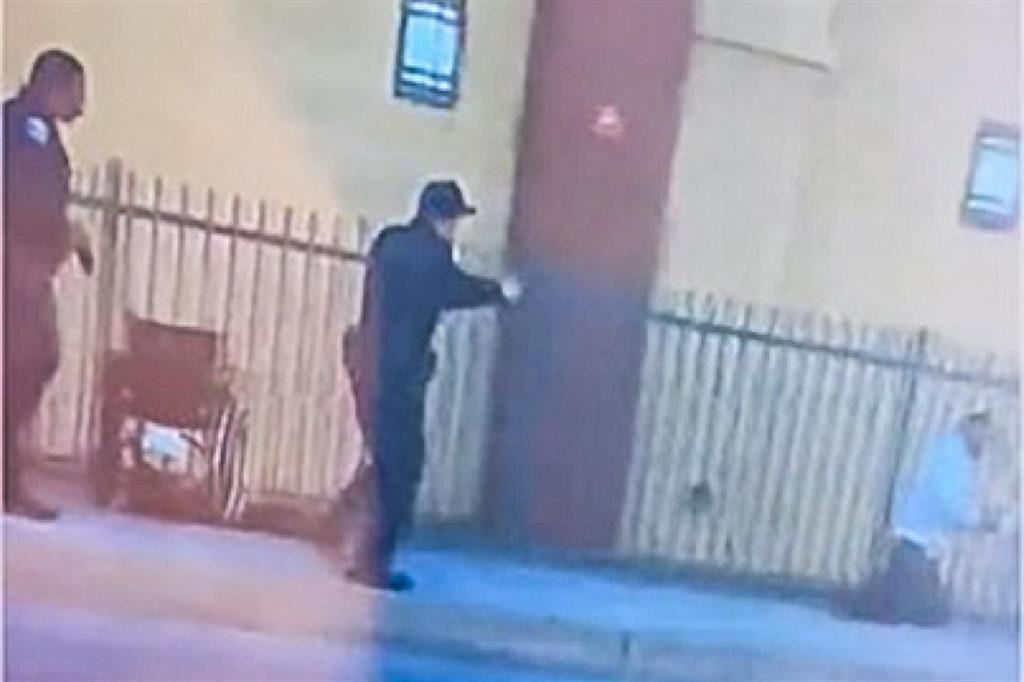 Nel frame di un video l'uccisione da parte della polizia di Anthony Lowe, 36 anni. Si vede l'uomo, senza gambe, a qualche metro dalla sedia a rotelle e uno dei 5 poliziotti che gli punta contro la pistola