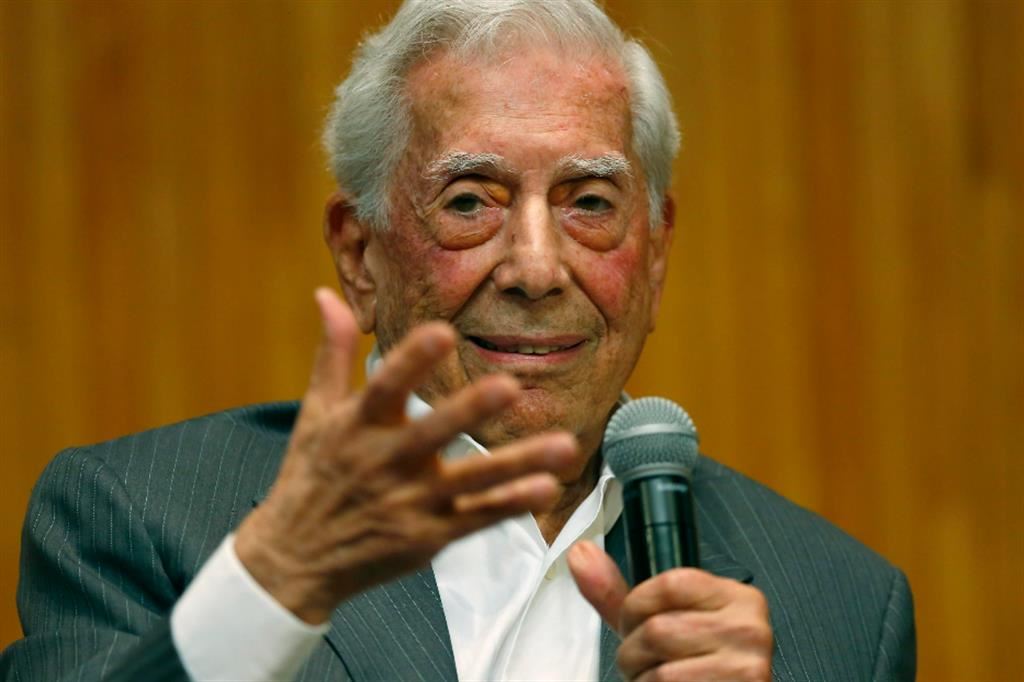 Lo scrittore peruviano Mario Vargas Llosa nel maggio scorso in Messico