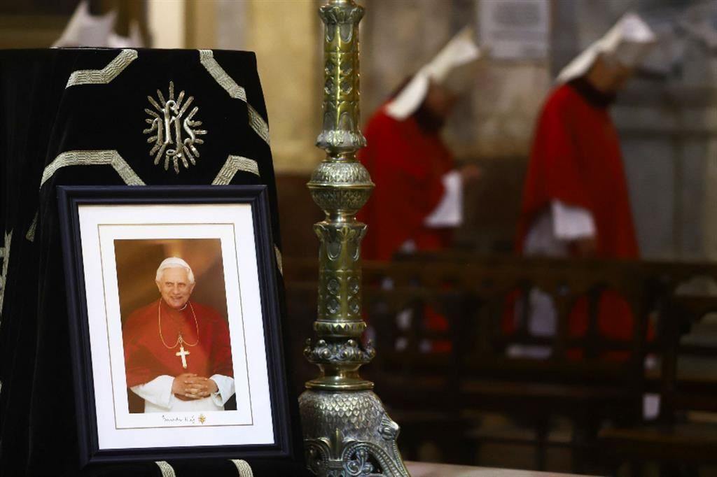 na foto di Benedetto XVI esposta durante una Messa di suffragio celebrata nella cattedrale di Buenos Aires