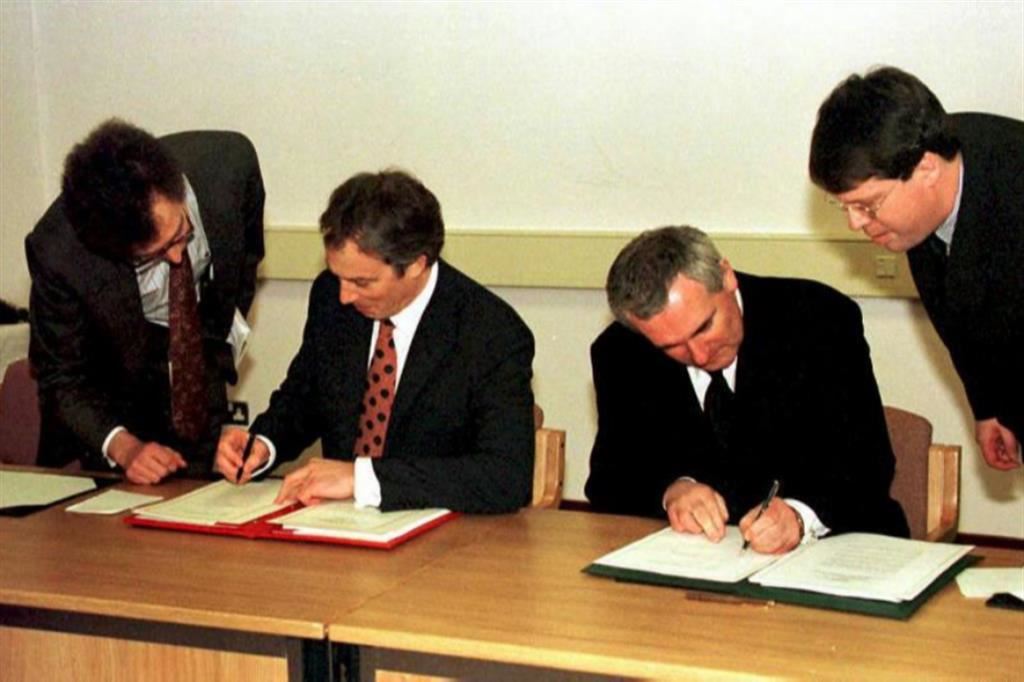 Il premier britannico Tony Blair e il collega irlandese Bertie Ahern firmano l’accordo di pace il 10 aprile 1998 a Belfast