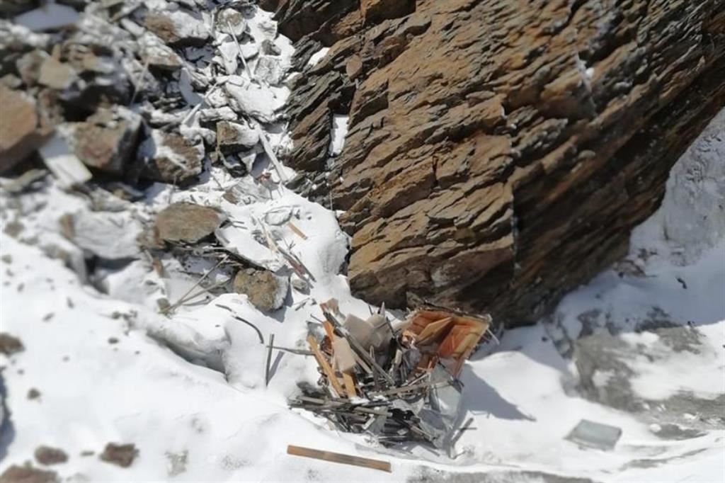 I rottami del bivacco Meneghello, precipitato sul ghiacciaio per il crollo dello sperone di roccia su cui poggiava