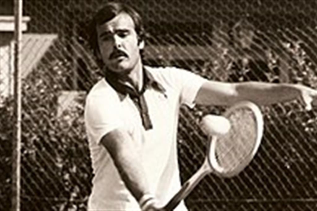 Una foto storica di Tonino Zugarelli, oggi 73enne, nella squadra azzurra che vinse la Davis nel 1976