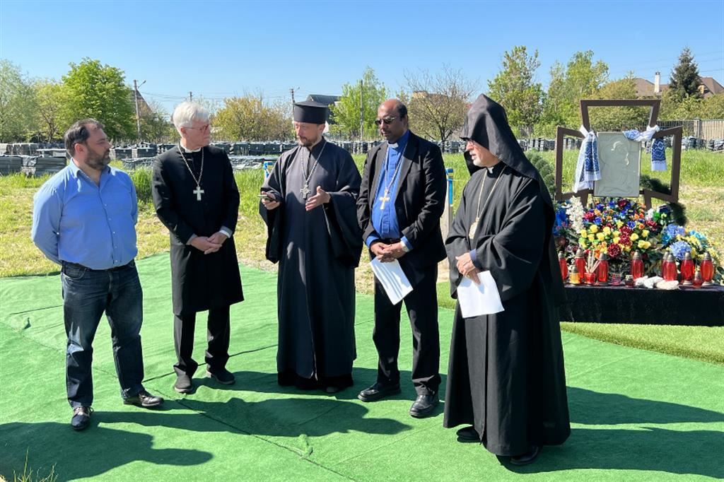 A Bucha, davanti al sacrario della fossa comune, la preghiera ecumenica con la delegazione del Consiglio ecumenico delle Chiese in "missione di pace" in Ucraina