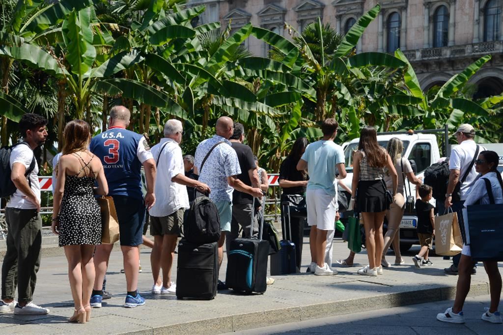 Viaggiatori in attesa del taxi alla stazione centrale di Milano