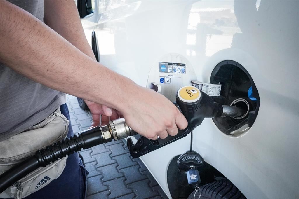 Petrolio ai minimi da cinque mesi, benzina e diesel in calo