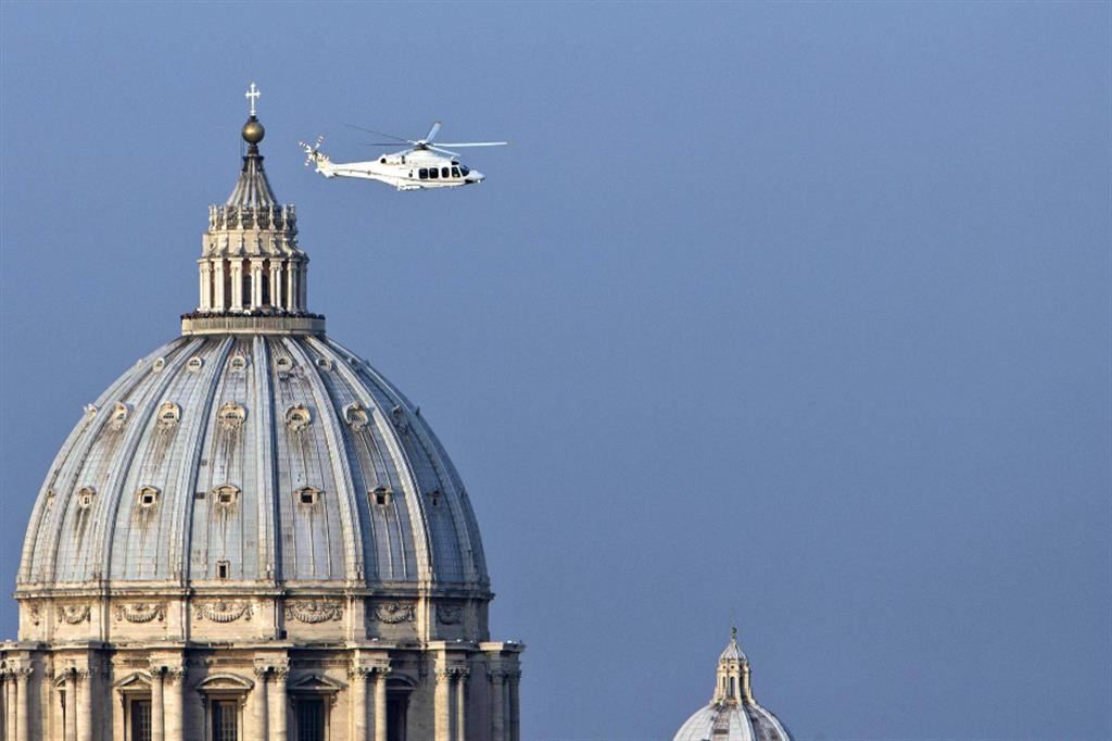 Il saluto a Roma di Benedetto XVI, in volo su un elicottero verso Castel Gandolfo
