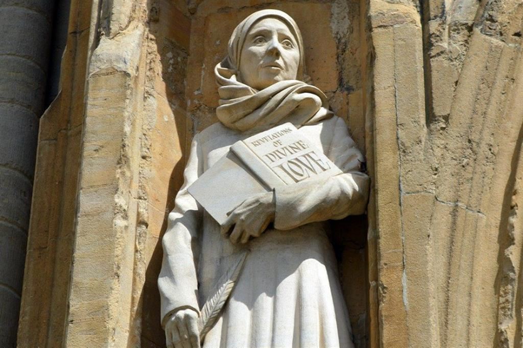 La statua di Giuliana sulla facciata della cattedrale di Norwich La mistica inglese vissuta tra il XIV e l’inizio del XV secolo è nota per le Rivelazioni avute dal Signore e di cui nel 2023 ricorre il 650° anniversario