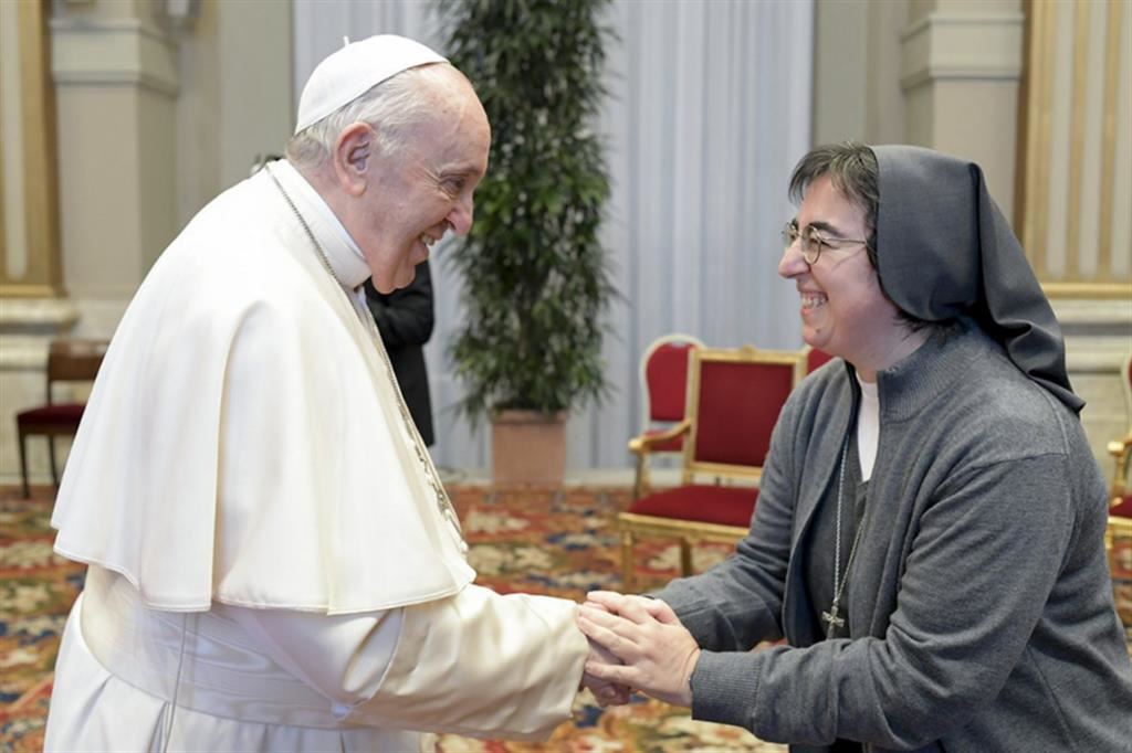 Papa Francesco assieme a suor Alessandra Smerilli