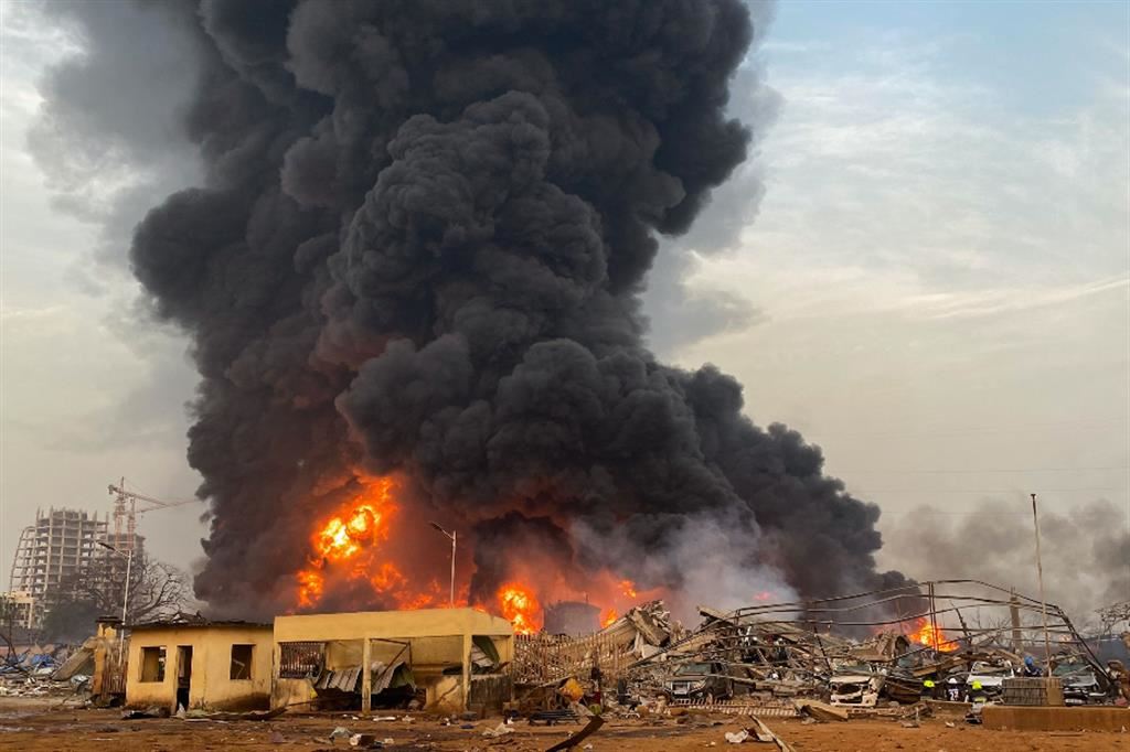 Il gigantesco deposito di carburante distrutto dalle fiamme a Conakry in Guinea