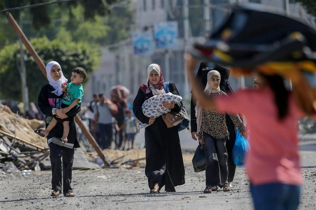 A piedi, con i bimbi in braccio: la marcia a sud dei disperati di Gaza