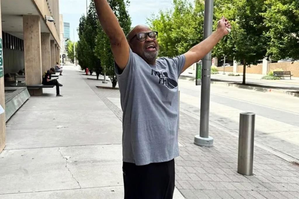 Glynn Simmons, 70 anni, lascia il carcere di Oklahoma City