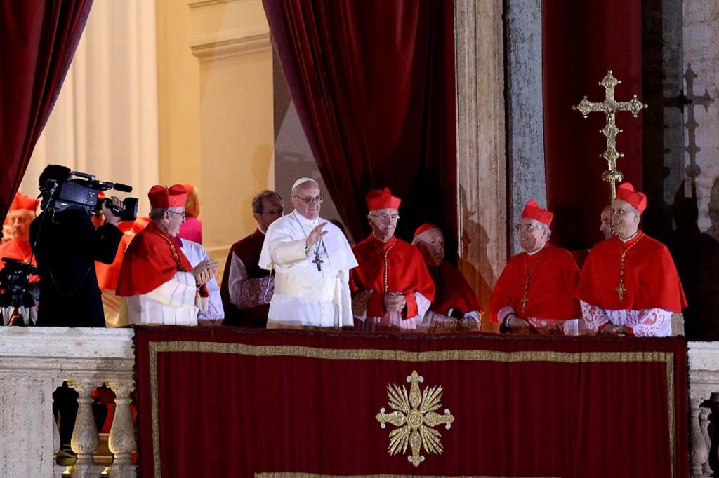 Papa Francesco saluta dalla loggia centrale della basilica di san Pietro il giorno dell’elezione (13 marzo 2013)