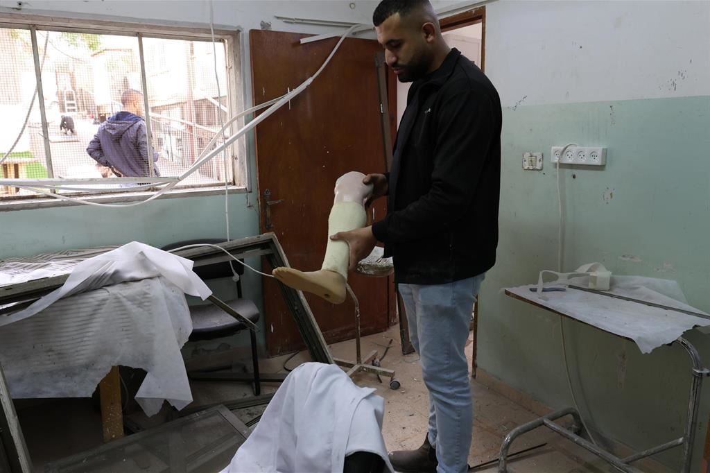 La sede di un centro di riabilitazione a Jenin devastato da un raid israeliano