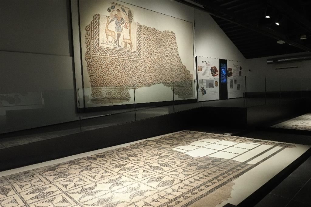 Uno scorcio della sezione "Abitare a Ravenna". A parete il mosaico pavimentale proveniente dalle terme con il Buon Pastore (IV secolo d. C.); in primo piano il pavimento a mosaico geometrico proveniente dalla domus (II secolo d. C.)