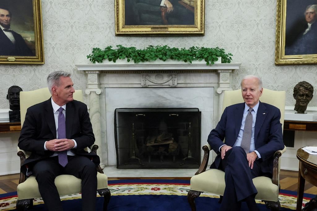 Il repubblicano Kevin McCarthy e il presidente Joe Biden alla Casa Bianca