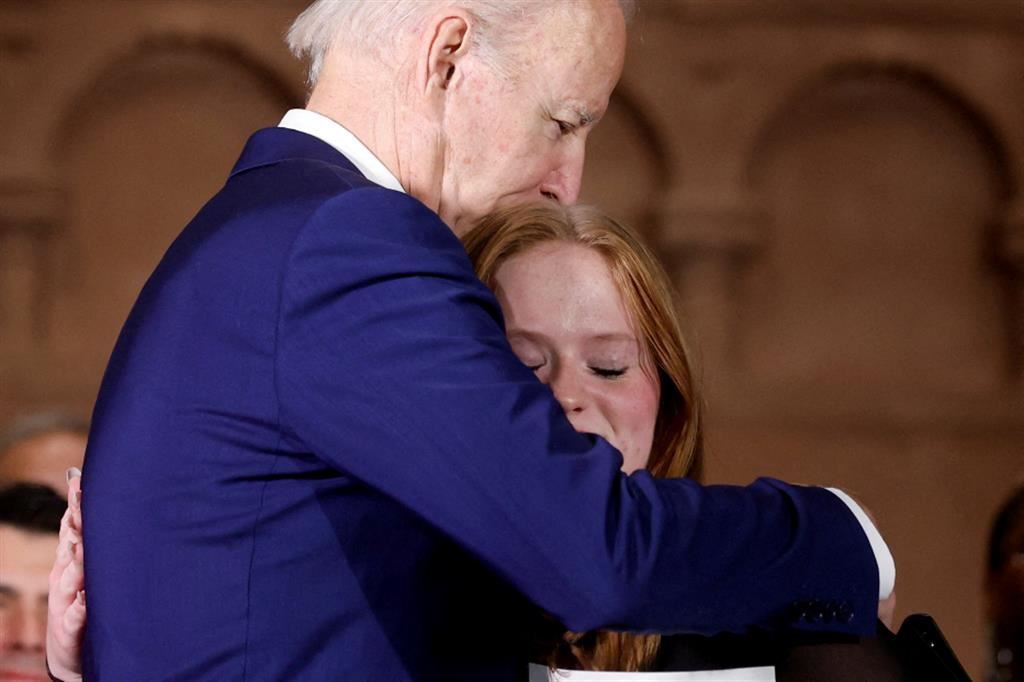 Il presidente Usa, Joe Biden, abbraccia una sopravvissuta della strage nella scuola di Sandy Hook