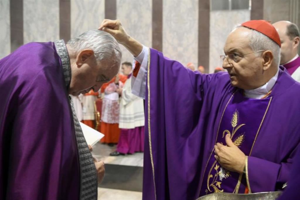Il cardinale Piacenza impone le Ceneri a papa Francesco