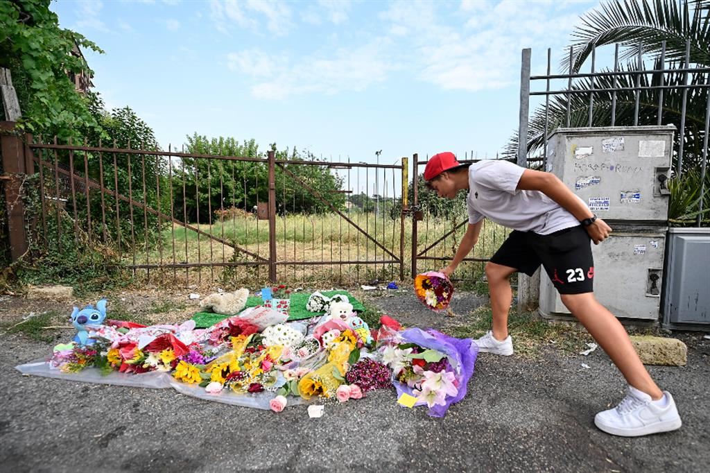 Mazzi di fiori a Primavalle nel luogo in cui è stato abbandonato il corpo di Michelle Maria Causo