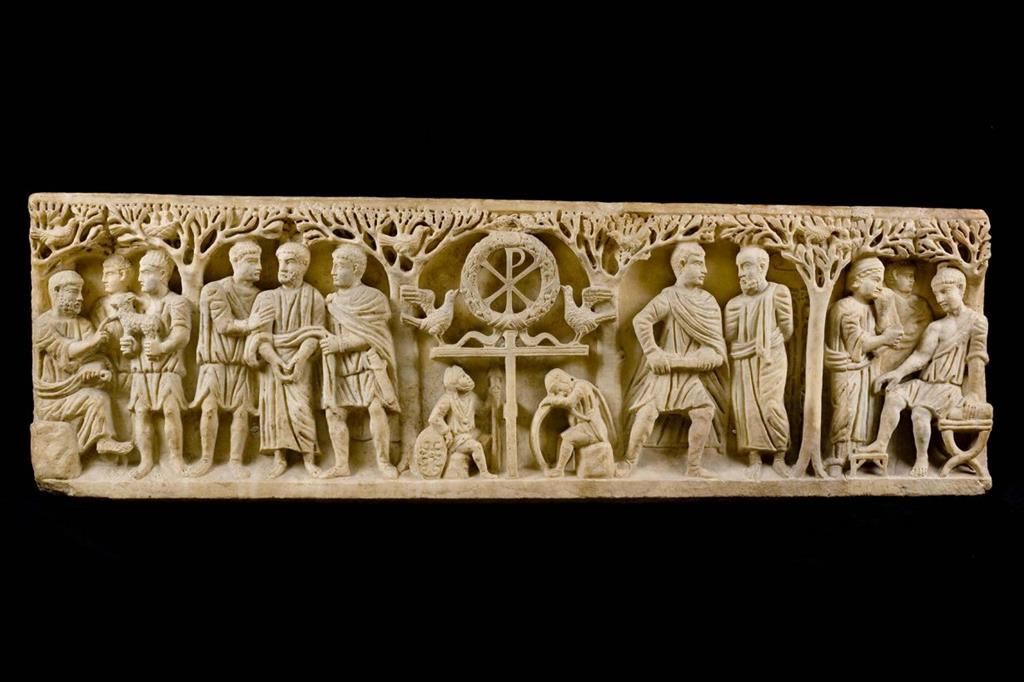 Sarcofago dell’Anàstasis, 340-350, Musei Vaticani. Al centro la croce sormontata dal monogramma di Cristo, simbolo della risurrezione