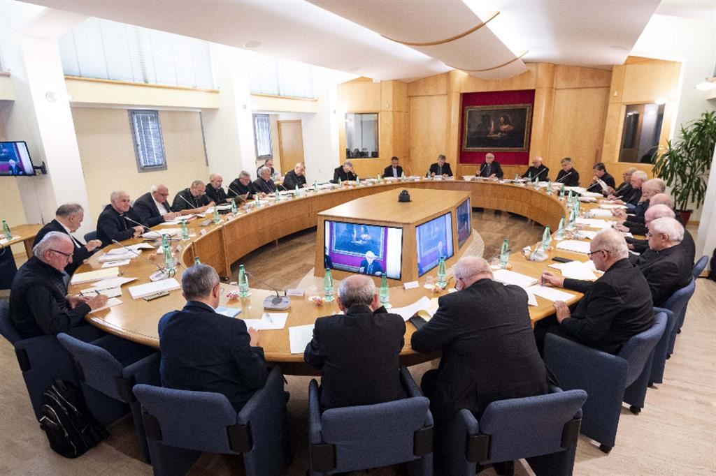 Il Consiglio permanente della Cei durante la prolusione del cardinale Matteo Zuppi