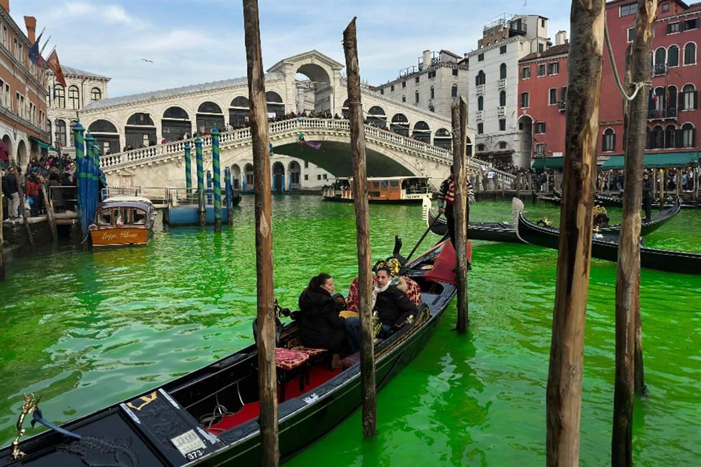 Il blitz a Venezia degli attivisti di "Extinction Rebellinon" che hanno gettato in Canal Grande della fluoresceina, una sostanza innocua