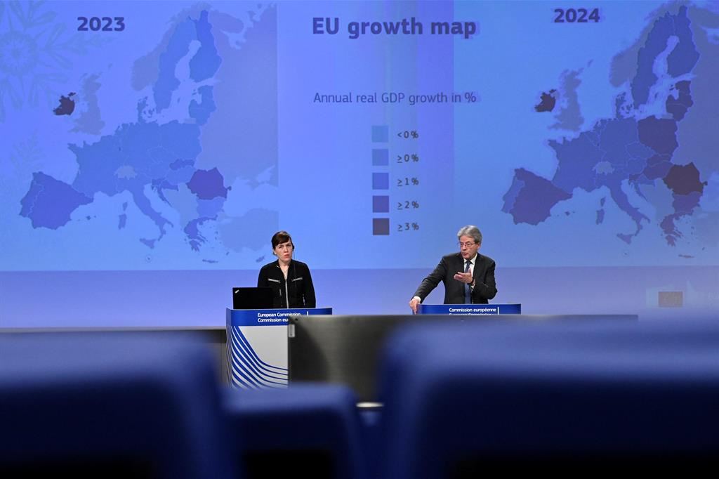 Il commissario europeo all'Economia Paolo Gentiloni presenta le stime di crescita del Pil