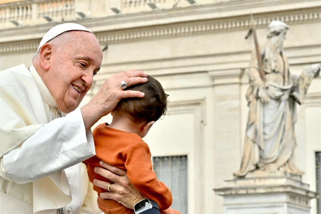 Il Papa con un bambino al termine dell'Udienza generale in San Pietro