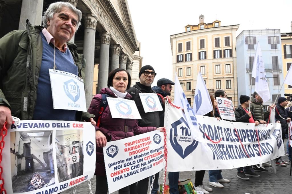 Presidio contro il governo degli esodati del Bonus 110 in piazza della Rotonda a Roma