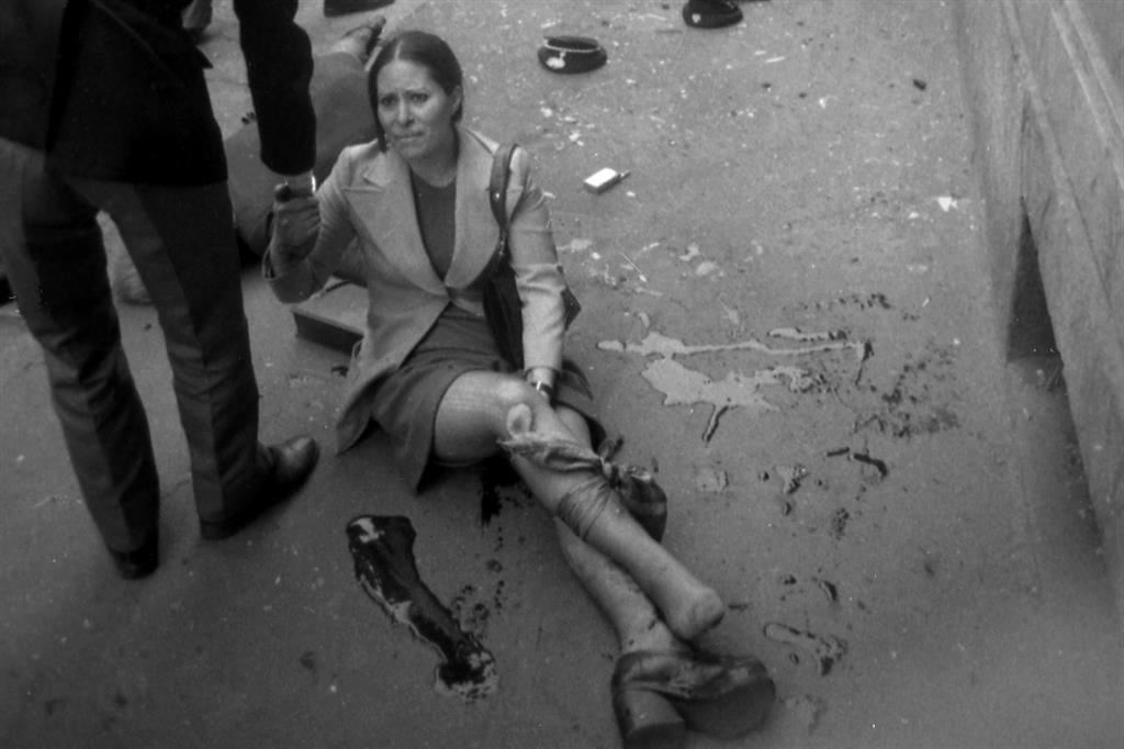 Una donna ferita nell'attentato alla Questura di Milano