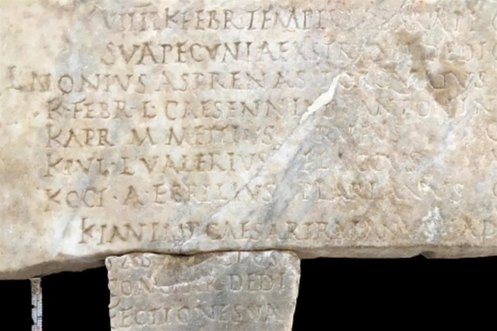 Il particolare di un frammento dei Fasti ritrovati a Ostia antica