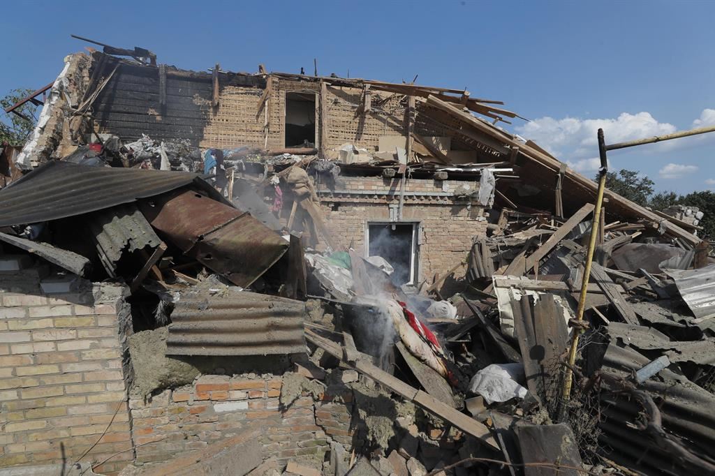 La distruzione dopo un attacco russo in un villaggio alle porte di Kiev