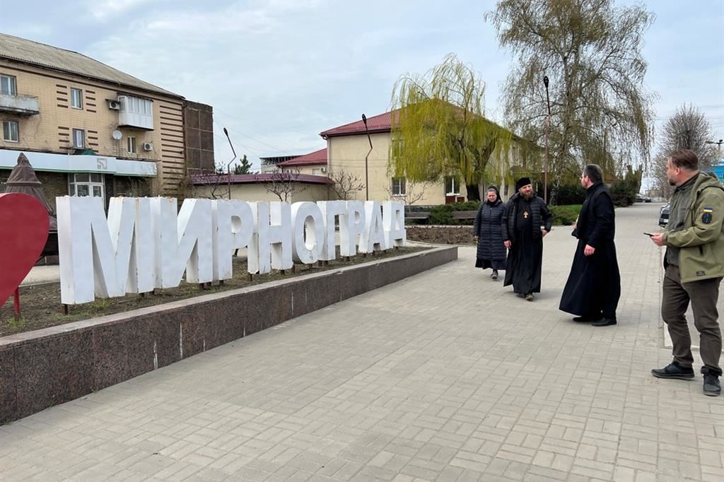 Nella piazza centrale la scritta con il nome di Myrnohrad, la "città della pace" in Donbass