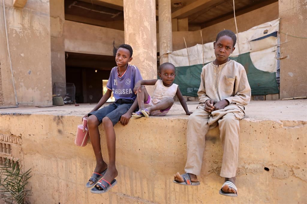 Bambini alla periferia di Khartum: nella capitale del Sudan si combatte dal 15 aprile di quest'anno